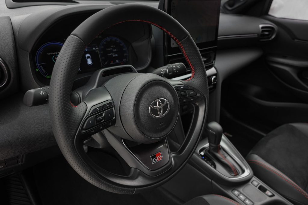 2026_yariscross_stormgrey_interior_04