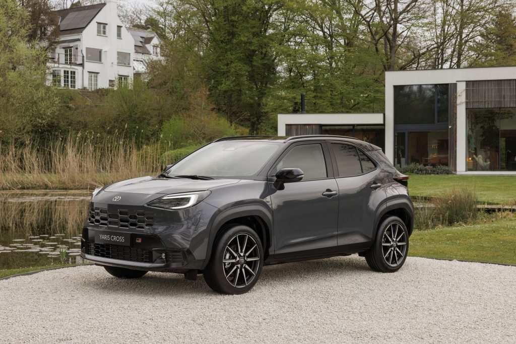 2026_yariscross_stormgrey_static_05