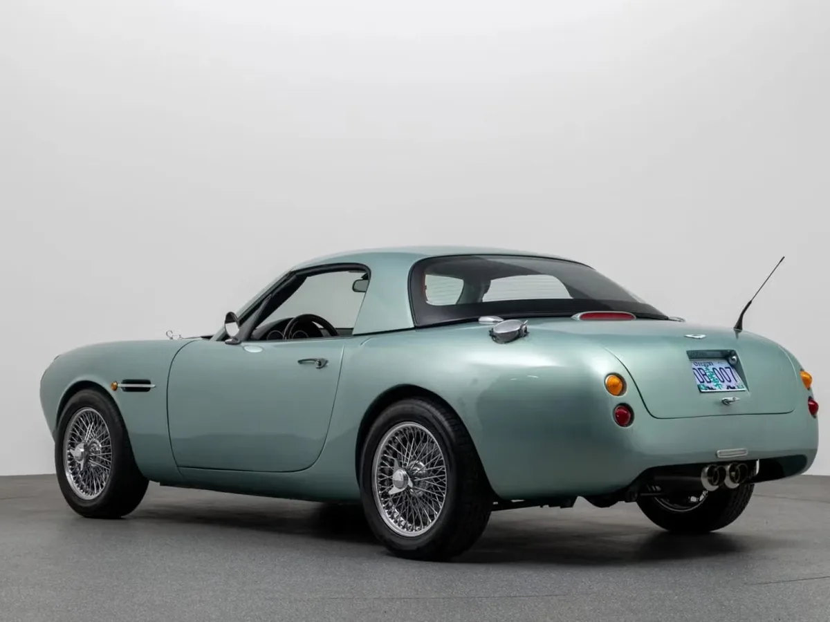 Cette « Aston Martin » vendue 23 000$ est en réalité .. une Mazda MX-5 modifiée