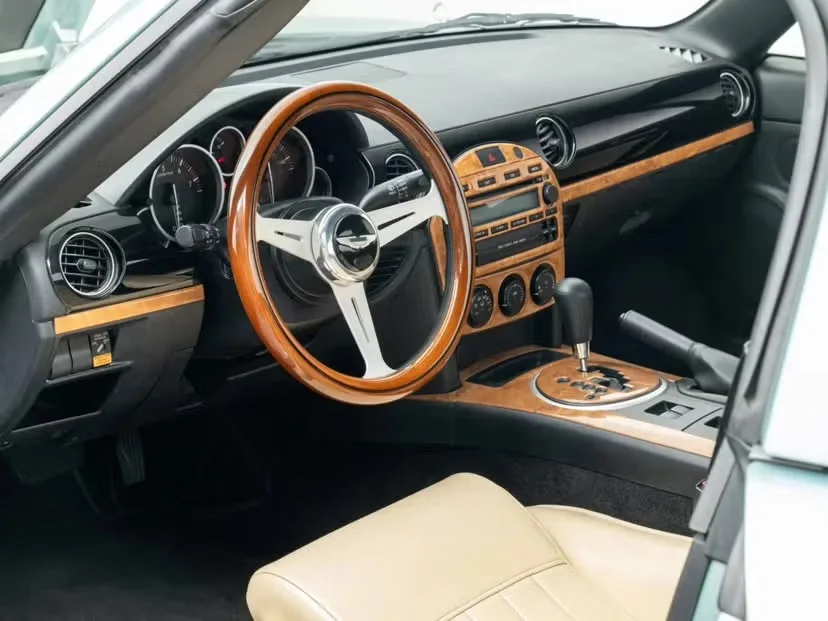 Cette « Aston Martin » vendue 23 000$ est en réalité .. une Mazda MX-5 modifiée