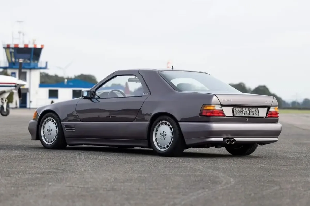 La Boschert B300 transforme une Mercedes 300 CE en Gullwing moderne La Boschert B300 transforme une Mercedes 300 CE en Gullwing moderne