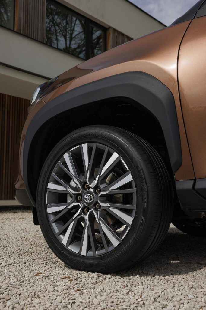 yariscross_highgrade_preciousbronze_exterior-03