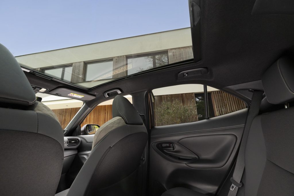 yariscross_highgrade_preciousbronze_interior-09