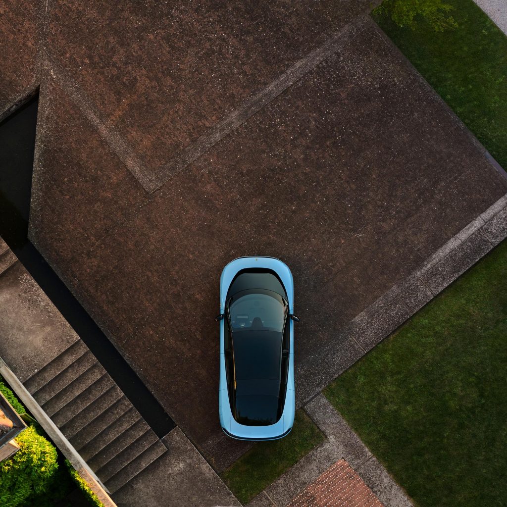 FERRARI_LUCE_TOPDOWN_1X1_RGB_WEB_SOCIALS_a790b664-9527-4440-87e7-47ec3198eab7