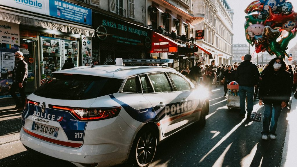 Une Renault Megane Estate de la Police nationale française dans une rue de Paris