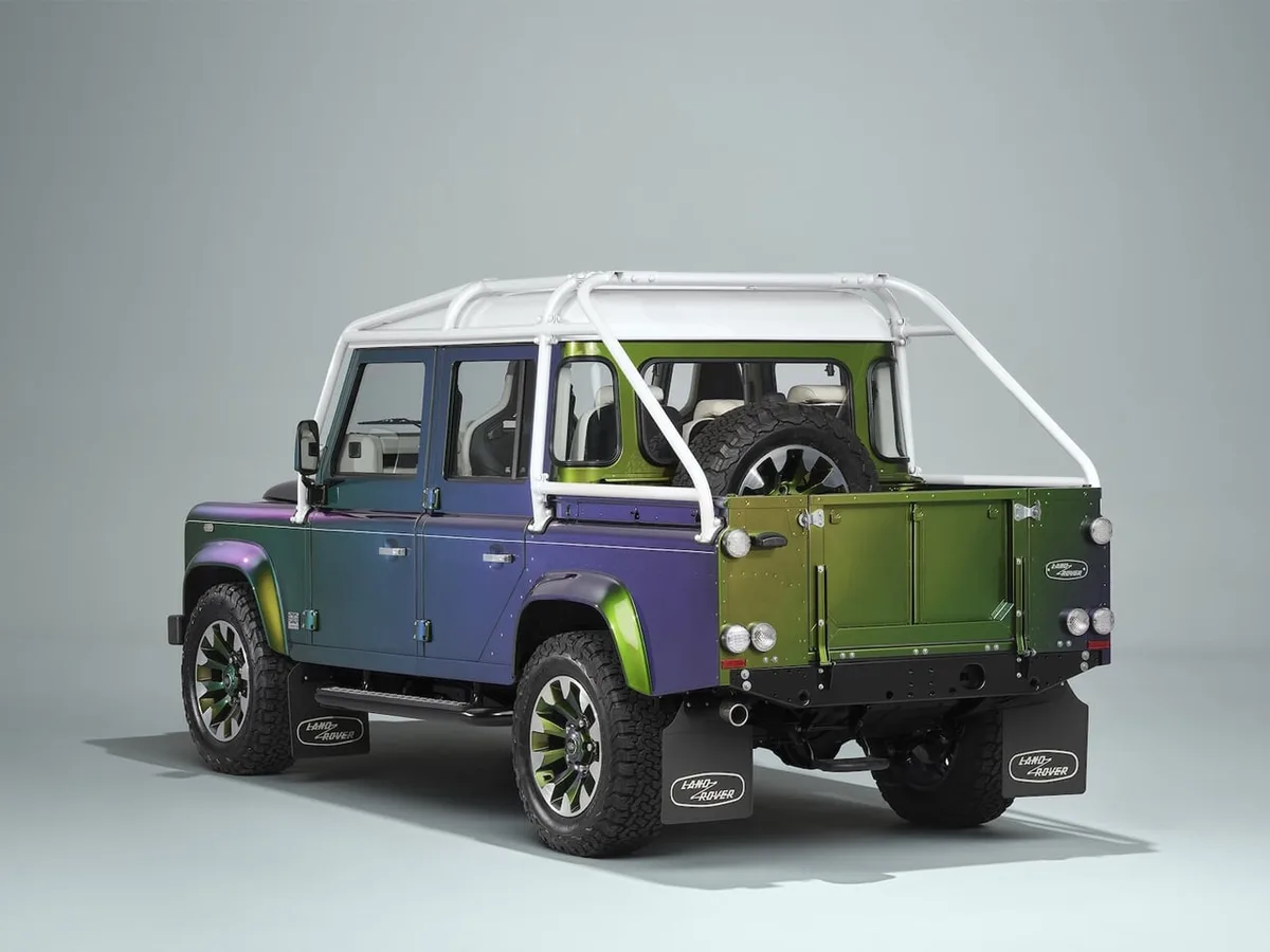 Un acheteur mystère commande quatre Defender V8 à peinture caméléon pour plus d’un million d'euros Un acheteur mystère commande quatre Defender V8 à peinture caméléon pour plus d’un million d'euros