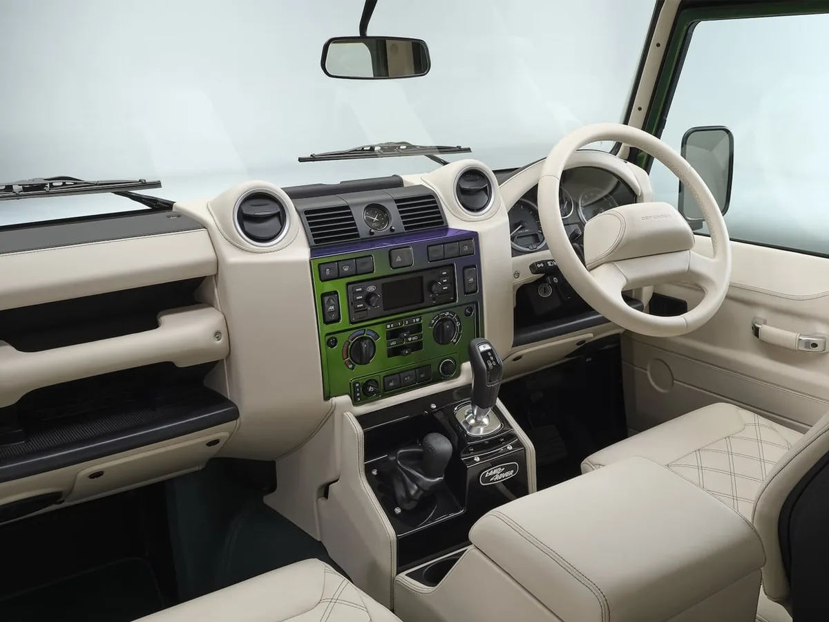 Un acheteur mystère commande quatre Defender V8 à peinture caméléon pour plus d’un million d'euros Un acheteur mystère commande quatre Defender V8 à peinture caméléon pour plus d’un million d'euros