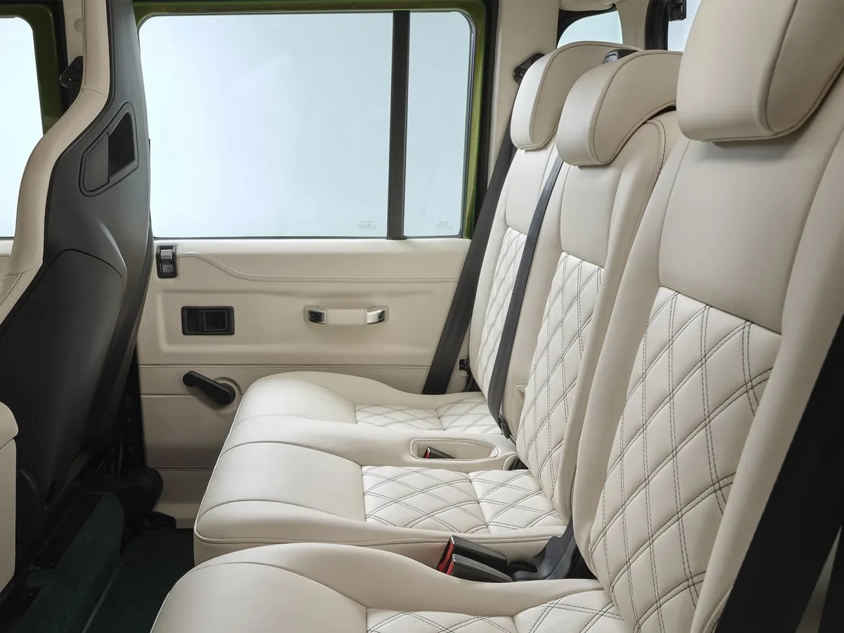 Un acheteur mystère commande quatre Defender V8 à peinture caméléon pour plus d’un million d'euros Un acheteur mystère commande quatre Defender V8 à peinture caméléon pour plus d’un million d'euros