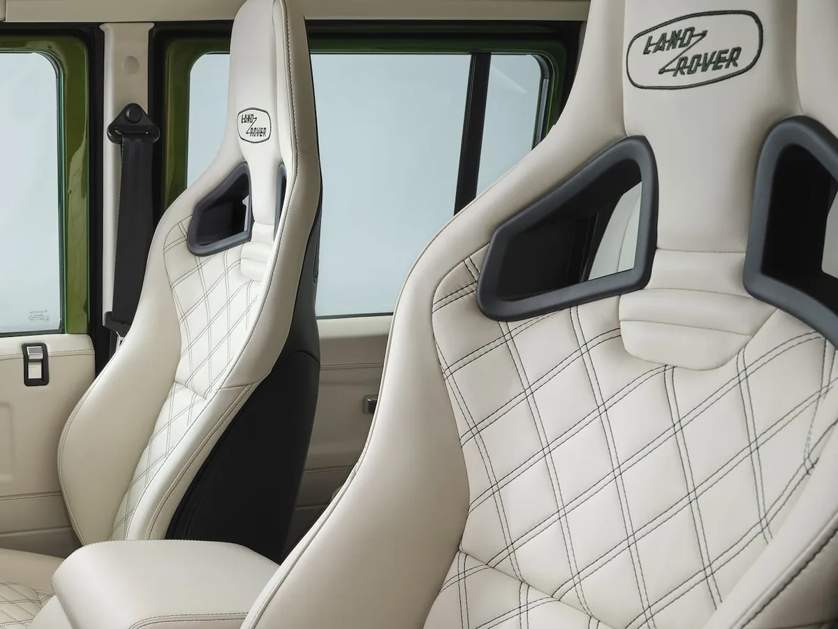 Un acheteur mystère commande quatre Defender V8 à peinture caméléon pour plus d’un million d'euros Un acheteur mystère commande quatre Defender V8 à peinture caméléon pour plus d’un million d'euros