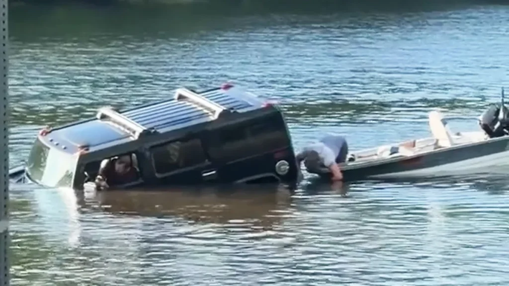 Un Hummer H3 coulé en quelques secondes lors d’une mise à l’eau catastrophique Un Hummer H3 coulé en quelques secondes lors d'une mise à l'eau catastrophique