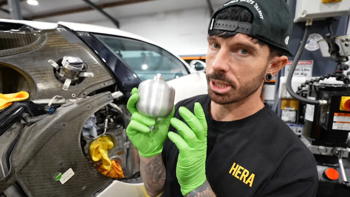 Un YouTuber révise sa Bugatti Veyron pour 1 600 $ au lieu de 25 000 $ en contournant le réseau officiel Un YouTuber révise sa Bugatti Veyron pour 1 600 $ au lieu de 25 000 $ en contournant le réseau officiel