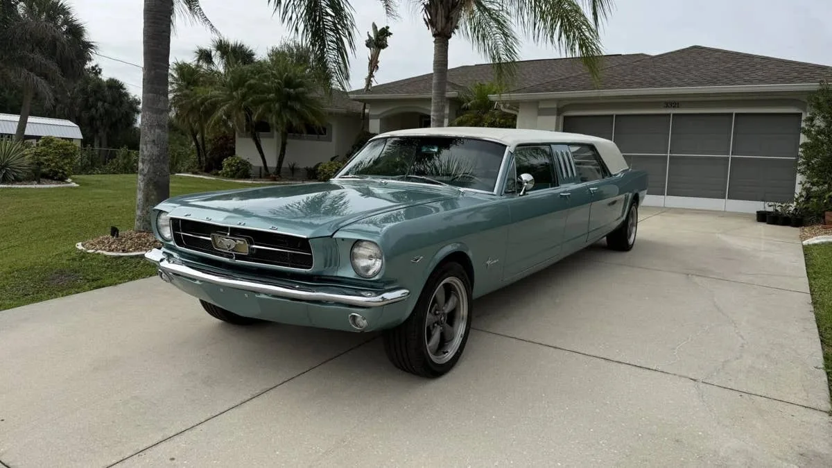 Une Ford Mustang 1966 transformée … en limousine de 6,5 mètres Une Ford Mustang 1966 transformée … en limousine de 6,5 mètres