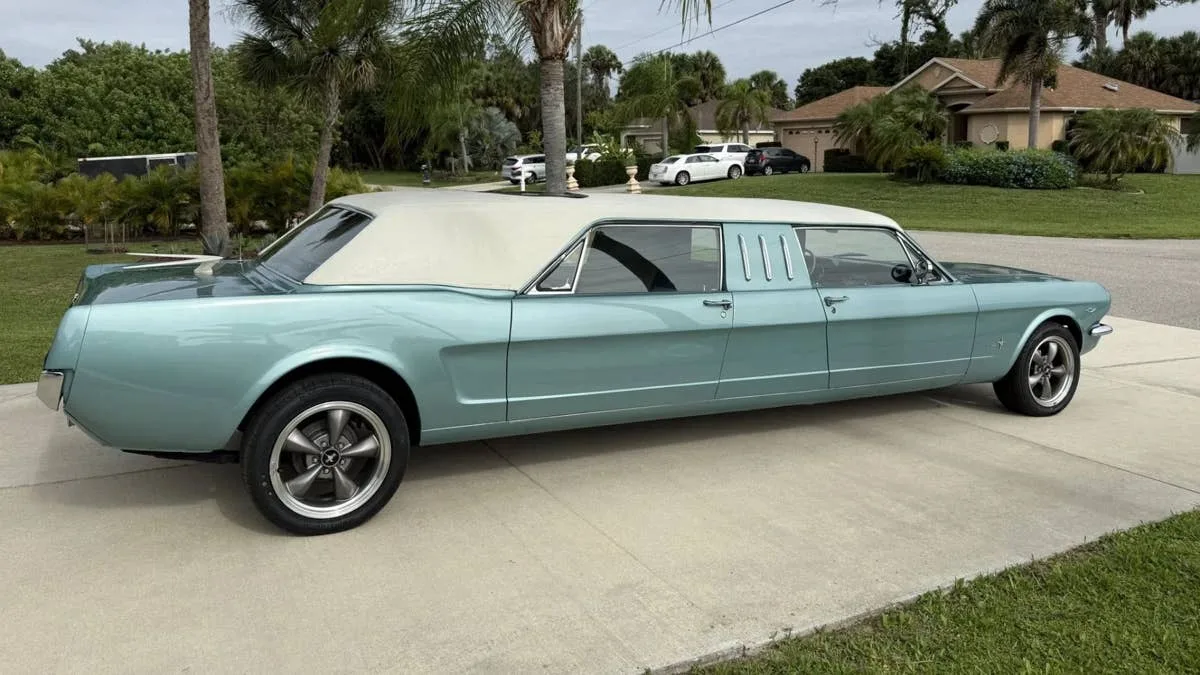 Une Ford Mustang 1966 transformée … en limousine de 6,5 mètres Une Ford Mustang 1966 transformée … en limousine de 6,5 mètres