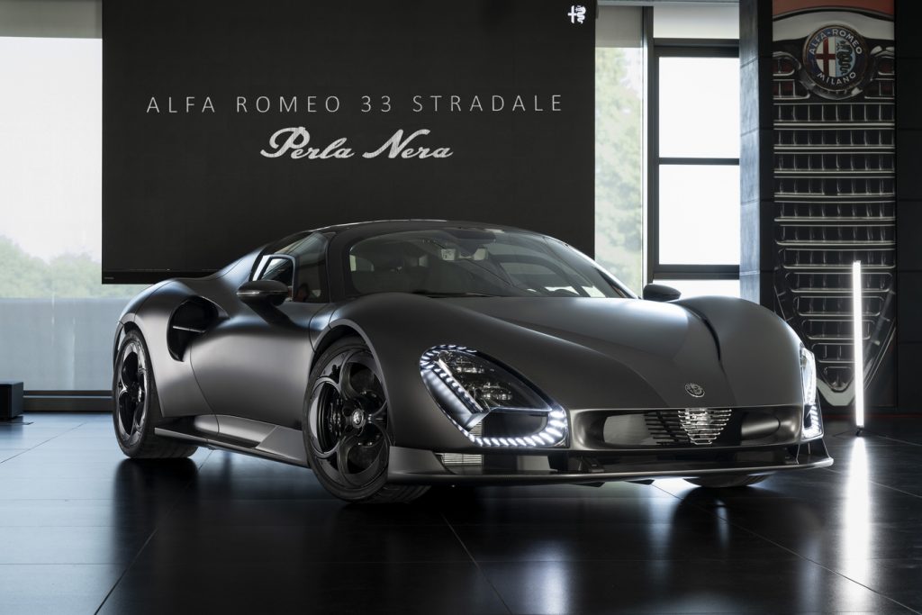 L’Alfa Romeo 33 Stradale se convertit au Noir mat