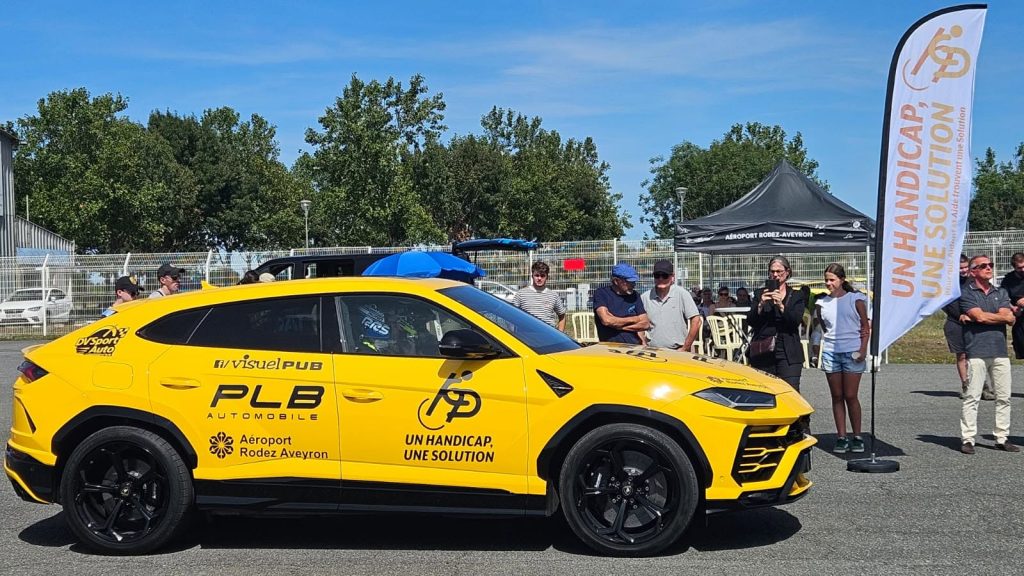 Un pilote malvoyant atteint 257 km/h en Lamborghini et établit un record du monde Le Lamborghini Urus jaune avec les logos des différents partenaires pour ce nouveau record de vitesse par un mal voyant.