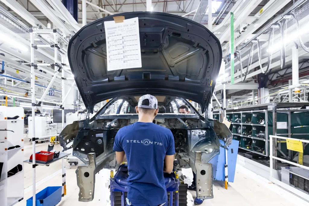 Un employé dans une des usines de Stellantis