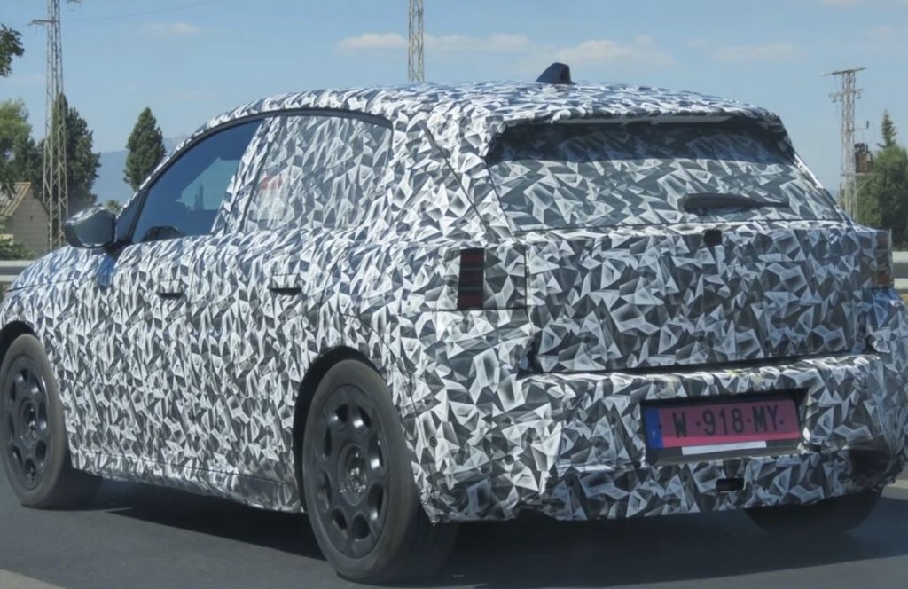 La future Peugeot 208 mk3 de 2027 débusquée en pleine séance de tests.