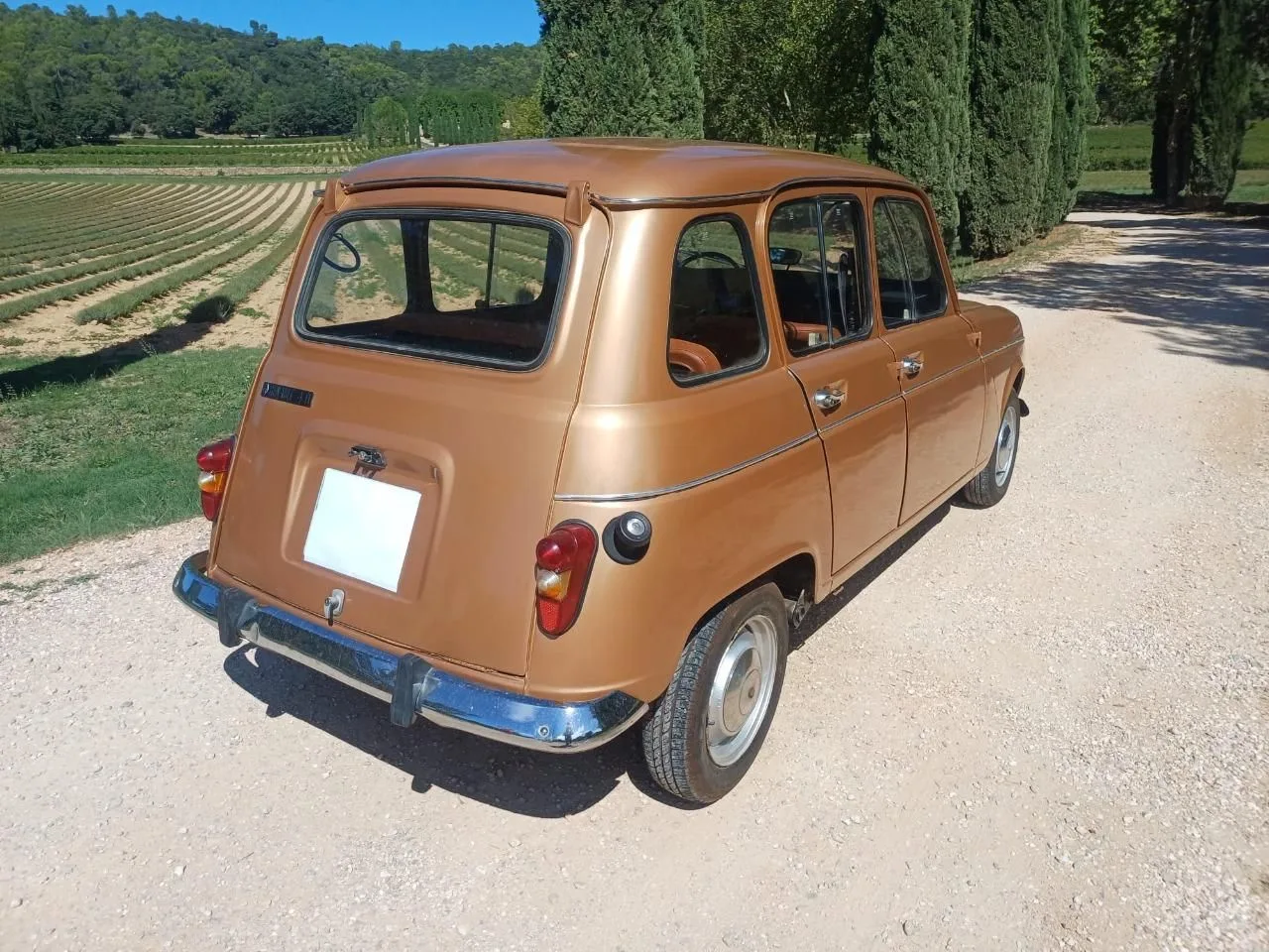 L’ancienne du jour : Renault 4L de 1976 à vendre, une deuxième main d'origine, sans rouille, en teinte rarissime L’ancienne du jour : Renault 4L de 1976 à vendre, une deuxième main d'origine, sans rouille, en teinte rarissime