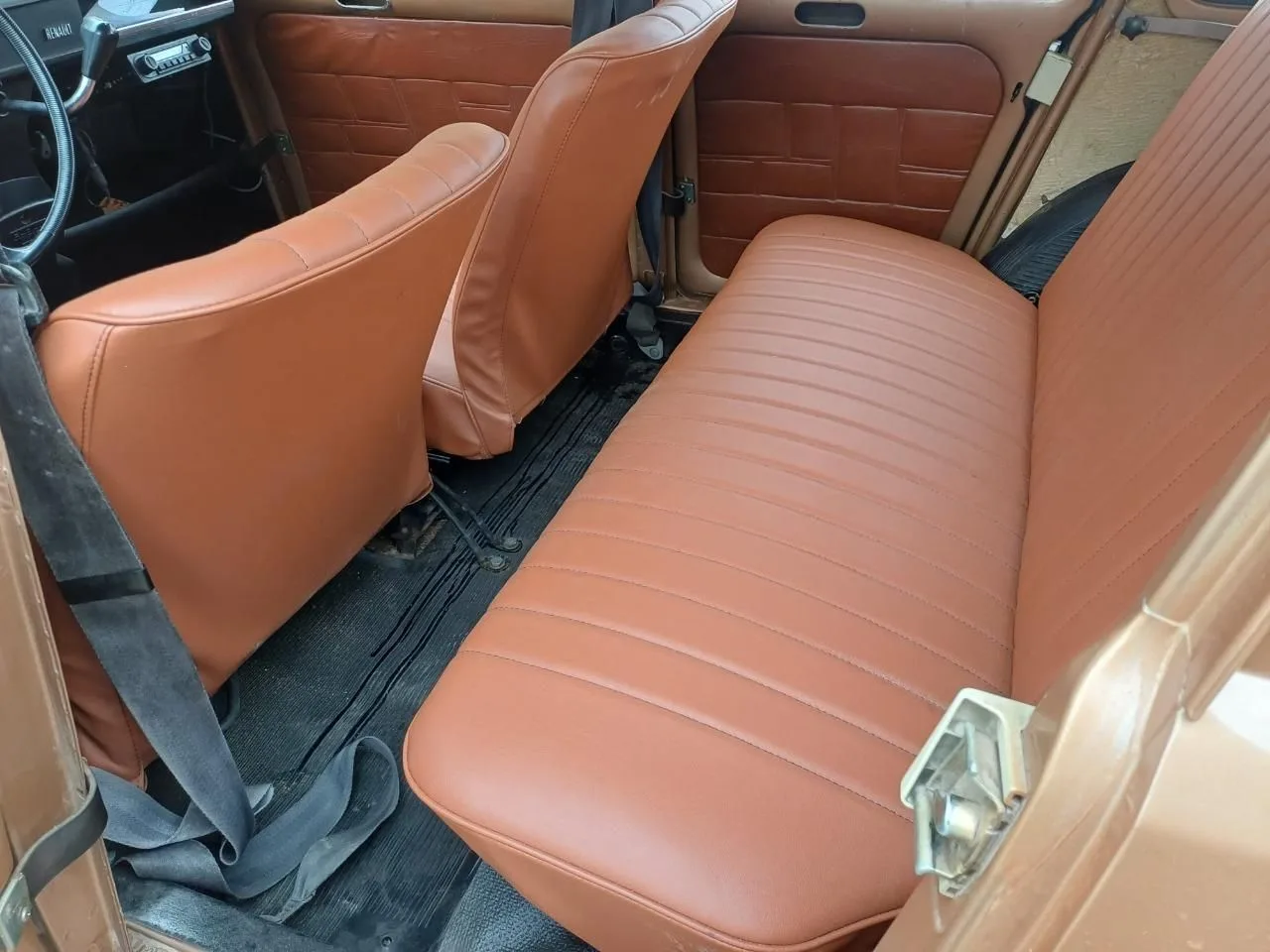 L’ancienne du jour : Renault 4L de 1976 à vendre, une deuxième main d'origine, sans rouille, en teinte rarissime L’ancienne du jour : Renault 4L de 1976 à vendre, une deuxième main d'origine, sans rouille, en teinte rarissime