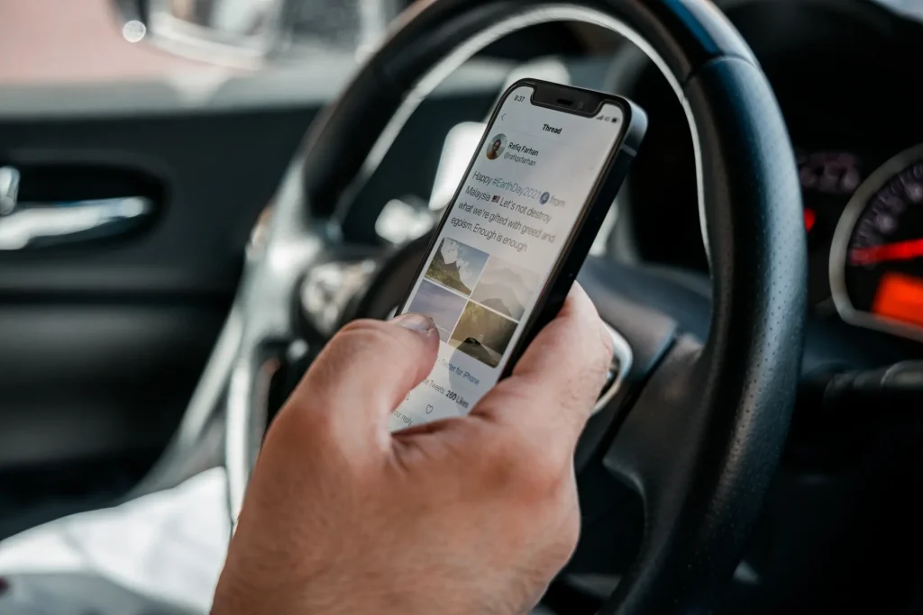 Téléphone au volant : la suspension du permis désormais généralisée en France un téléphone tenu en main au volant d'une automobile